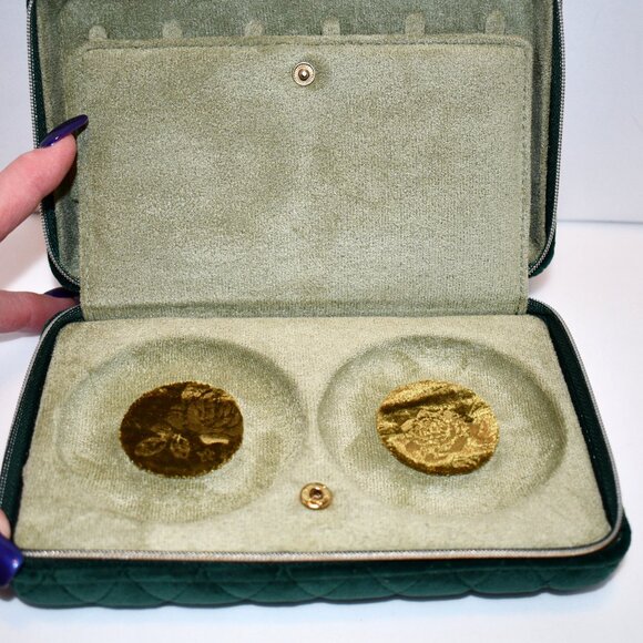 Vee Travel Jewelry Case – Diamond Quilted Velvet Jewelry Organizer, Green, NWT - Picture 3 of 4